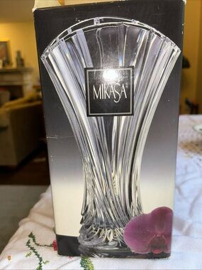 Mikasa Clear Fluted Crystal Vase with Vertical Ribbing
